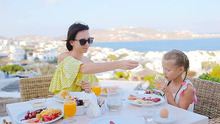 라이프스타일 여자 딸 유럽 음료 어린이 여행 과일 가족 탁자 호텔 아침 휴가 건강 사람 두명 컵 노란색 유행 식당 주스 카페 발코니 흰색 신선 고급 우아함 아침식사 지중해 먹기 그리스 미코노스섬 맛있는 MOV 해외동영상 클립영상 주간 식기 나라 바다 컬러 섬 가구 컨셉 관계 모션 숙소 생활 상점 식사 동영상 파일형식