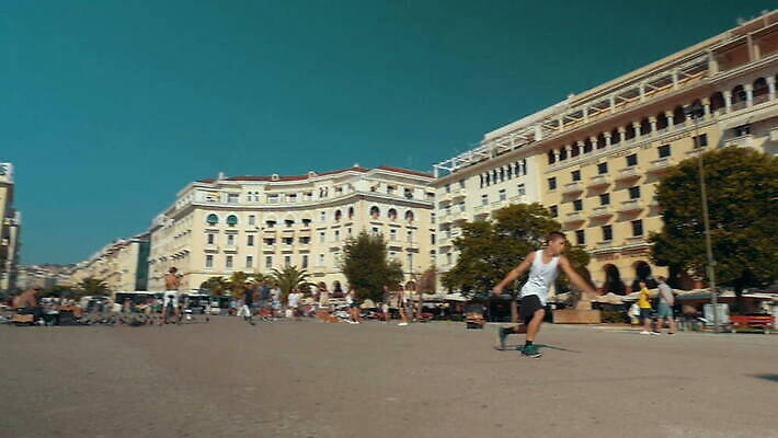 백인 라이프스타일 스포츠 장난 건축양식 하늘 거리 기술 사람 야외 건물 10대 여름 파란색 청춘 운동 공연 도시 연습 그리스 회전 체조선수 쇼 무료 운동가 MOV 해외동영상 슬로모션 클립영상 서양인 건축물 계절 건축 유럽 컬러 컨셉 청소년 운동선수 촬영기법 건강 이벤트 생활 체조 동영상 파일형식