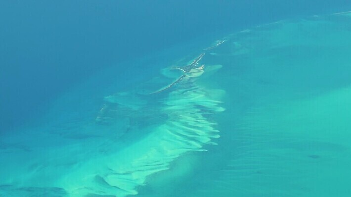 계절 섬 교통시설 자연 하늘 날씨 비행기 안테나 사람없음 파란색 햇빛 환경 맑음 비행 분위기 주식 고도 항공 상업 멀리 동영상 대서양 정의 고립 바하마 HD MP4 해외동영상 클립영상 바다 컬러 교통 컨셉 통신 항공교통 대중교통 금융 태양 시설 생태계 파일형식