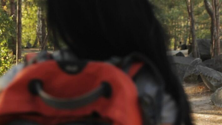 백인 1 라이프스타일 응시 공원 여자 행복 여행 포즈 티셔츠 반바지 배낭 자연 한명 서기 성인 야외 여행객 하이킹 자신감 숲 모험가 회전 긍정 백패커 시범 하이커 혼자 MP4 해외동영상 클립영상 서양인 시선 공공시설 감정 컨셉 셔츠 가방 바지 모션 레저 사람 생활 생태계 동영상 파일형식