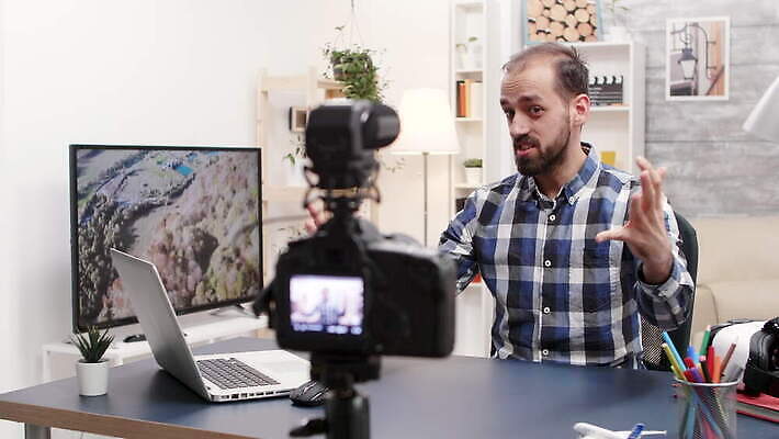 백인 직업 라이프스타일 남자 인터넷 고글 주택 대화 미소 노트북 카메라 디지털 헤드폰 웹 네트워크 마이크 긍정 나눔 온라인 동영상 블로거 소셜 소셜미디어 업로드 가상현실 크리에이터 1인미디어 4K 인트로 MOV 해외동영상 클립영상 서양인 음향기기 컨셉 표정 말하기 사람 건물 생활 전자제품 방송 파일형식