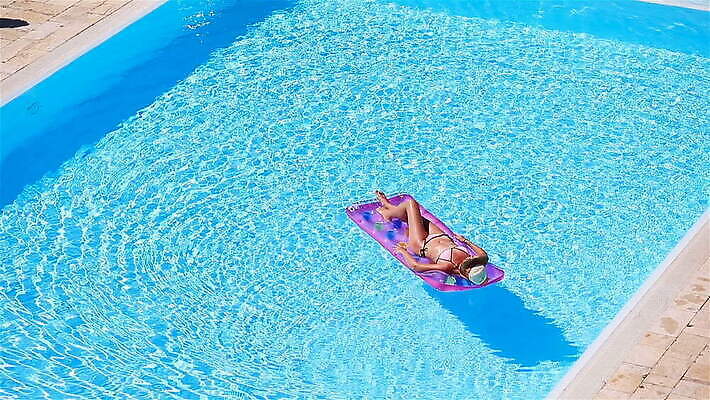 백인 라이프스타일 수영복 신체 호텔 휴가 휴식 한명 사람 물 파란색 비키니 컬러풀 태양 수영 침대 선탠 당구 날씬함 휴양지 밀짚 매트리스 MOV 해외동영상 클립영상 자연요소 서양인 1 옷 컬러 가구 컨셉 숙소 생활 구기 장소 수상스포츠 짚 몸매 동영상 파일형식