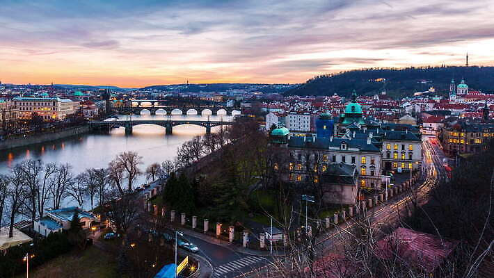 전통 유럽 여행 건축양식 모션 휴가 조명 거리 사람없음 건물 강 도시풍경 교회 탑 황혼 일몰 새벽 도시 시간 역사 야간 저녁 체코 프라하 타운 스카이라인 랜드마크 보헤미아 수도권 조감도 4K 타임랩스 MOV 해외동영상 클립영상 자연요소 건축물 건축 나라 종교건축 촬영기법 풍경 노을 지역 동영상 파일형식