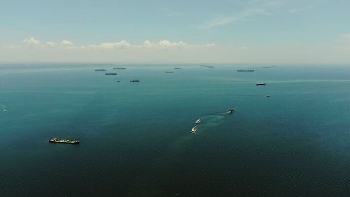 산업 바다 비즈니스 교통시설 하늘 항해 안테나 사람없음 야외 물 파란색 글로벌 항구 장비 거래 화물 만 보트 큼 컨테이너 무역 함선 상업 해안도시 포트 로딩 유조선 조감도 4K MOV 해외동영상 클립영상 자연요소 컬러 교통 배_교통 통신 운송업 도시 크기 시설 동영상 파일형식
