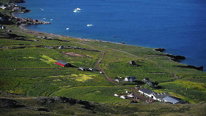 도로 여행 풍경 사람없음 야외 건물 평화 마을 언덕 커뮤니티 그린란드 틸트업 MOV 해외동영상 클립영상 건축물 길 섬 컨셉 교통시설 촬영기법 덴마크 동영상 파일형식