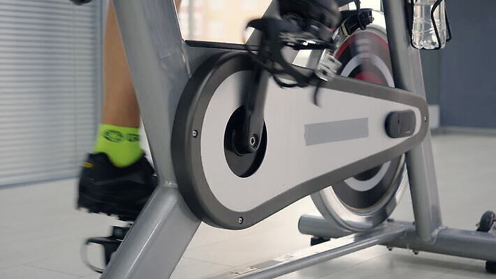 라이프스타일 여자 스포츠 신체 다이어트 발 운동선수 실내 건강 한명 사람 운동복 운동 자전거 헬스사이클 에너지 닫기 승차 연습 체육관 순환 사이클링 페달 MOV 해외동영상 클립영상 1 옷 모션 내부 생활 신체부위 바이크 운동기구 육상스포츠 동영상 파일형식