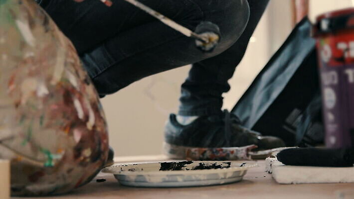 백인 접시 손 컬러 장신구 노동자 아파트 주택 쟁반 실내 손잡이 미술 내부 장식 인테리어 컬러풀 검은색 페인트 방 장비 젖음 공구 붓 업무 수리 닫기 디자이너 롤 롤러 화가 통조림 DIY 계약자 공예가 업그레이드 MOV 해외동영상 클립영상 서양인 직업 식기 디자인 모션 문화예술 취미 건물 신체부위 도구 작업 계약 동영상 파일형식