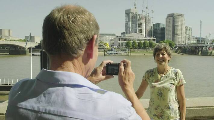 백인 라이프스타일 커플 영어 여자 남자 행복 유럽 여행 결혼 가이드 관계 휴가 잉글랜드 함께함 사랑 미소 두명 스마트폰 여행객 카메라 사진촬영 도시 60대 셀프카메라 은퇴 런던 옛날 왕국 4K MP4 해외동영상 클립영상 서양인 직업 문자 노년 감정 나라 컨셉 영국 표정 사람 이벤트 생활 전자제품 핸드폰 스마트기기 촬영 동영상 파일형식