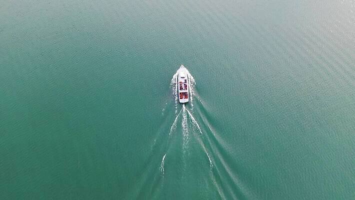 호수 파도 바다 여행 요트 교통시설 자연 휴가 산 독일 항해 안테나 사람없음 물 파란색 흰색 만 보트 속도 함선 항공촬영 드론 터키석 바이에른 바이에른사람 4K 트래킹숏 MOV 해외동영상 클립영상 자연요소 유럽 뷰포인트 컬러 교통 배_교통 통신 촬영기법 보석 시설 생태계 동영상 파일형식