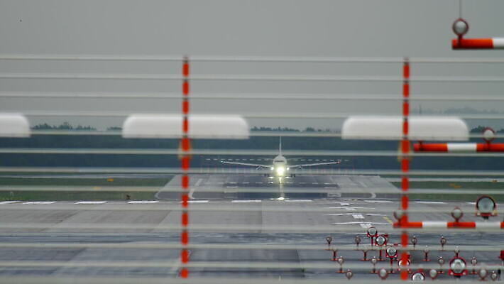 유럽 교통시설 자연 아침 비행기 사람없음 토끼 공항 항공 상업 제트기 견인 엔진 대패 착륙 항공사 4K MOV 해외동영상 클립영상 주간 나라 산업 교통 포유류 항공교통 대중교통 반려동물 시설 생태계 동영상 파일형식