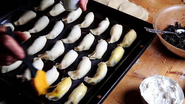 전통 음식 컨셉 가사 재료 탁자 주택 건강 요리 사람없음 갈색 주방 계란 빵집 흰색 신선 혼합 낟알 밀 굽기 책상 준비 반죽 만들기 밀가루 레시피 밀가루반죽 섞기 스터핑 제빵사 페스츄리 핸드메이드 MOV 해외동영상 클립영상 직업 빵 컬러 가구 모션 곡류 건물 상점 알 가루 구이 동영상 파일형식