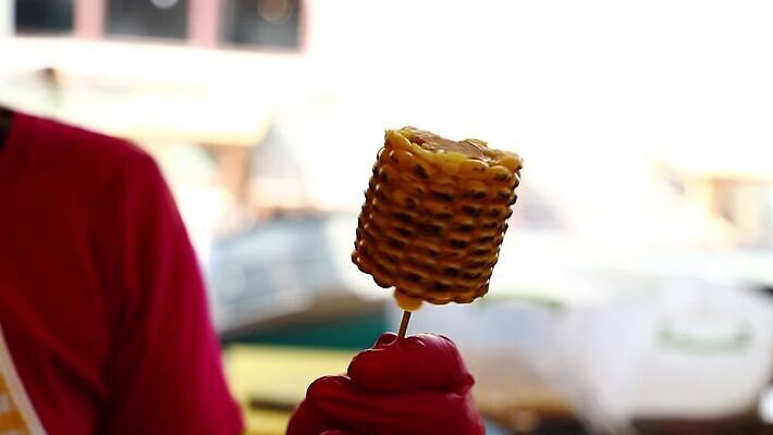 손 음식 채소 부분 거리 따뜻함 건강 옥수수 요리 사람없음 갈색 노란색 요리사 식사 신선 뜨거움 막대기 꼬치 닫기 달콤 그릴 굽기 먹기 준비 알맹이 회전 각도 쇼 삶기 시범 채식주의자 맛있는 MOV 해외동영상 클립영상 직업 컬러 모션 주방용품 곡류 신체부위 맛 구이 채식 동영상 파일형식