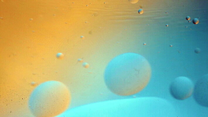 모양 컬러 백그라운드 컨셉 패턴 모션 유리 표면 추상 그림자 미술 사람없음 장식 물 파란색 빛 컬러풀 뷰티 반사 우주 거품 행성 물방울 원형 투명 액체 떨어짐 기름 혼합 묘사 질감 공상 강렬 섞기 여의주 스타일 효과 4K 유체 MOV 해외동영상 클립영상 자연요소 도형 음식 무늬 재질 문화예술 동영상 파일형식