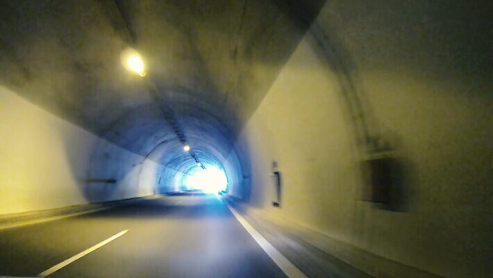 디자인 도로 선 컬러 여행 백그라운드 이동 컨셉 곡선 교통시설 모션 자동차 추상 미래 출입구 거리 사람없음 파란색 빛 어둠 운전 도시 고속도로 터널 전철 아스팔트 탈출 속도 비전 장면 지하 천국 종료 루트 방법 블러 자동 4K MOV 해외동영상 클립영상 길 육상교통 교통 무늬 대중교통 시설 동영상 파일형식