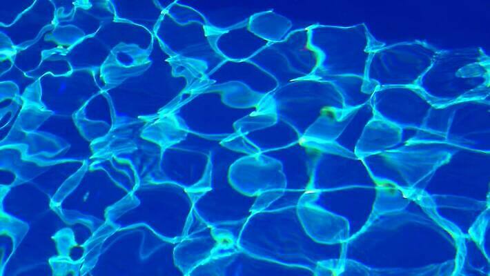 물결 파도 백그라운드 패턴 자연 표면 추상 사람없음 물 여름 파란색 빛 햇빛 반사 수영 침묵 젖음 투명 액체 시원함 당구 질감 4K MP4 해외동영상 클립영상 자연요소 계절 바다 컬러 무늬 태양 구기 소리 수상스포츠 생태계 동영상 파일형식