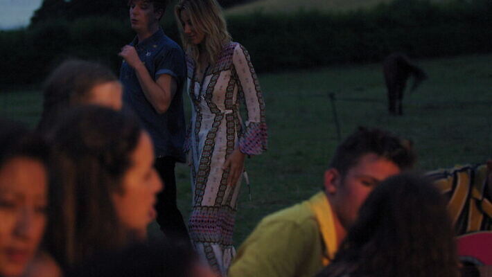 남자 밭 휴가 휴식 영국 함께함 대화 여러명 야외 두명 캐주얼 여름 걷기 우정 저녁 패닝샷 성인남자만 4K 틸트업 MOV 해외동영상 클립영상 옷 계절 유럽 다수 컨셉 농업 모션 촬영기법 말하기 사람 친구 밤 야간 동영상 남자만 성인만 파일형식