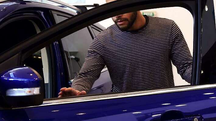 라이프스타일 남자 행복 흑인 비즈니스 창문 자동차 성공 새로움 수염 갈색머리 한명 서기 미소 사람 성인 세일 문 검은색 운전 엄지손가락 오픈 운전사 구매 고객 흥분 긍정 쇼 딜러 보여주기 소매 주인 매각 승인 자동 소유 4K MOV 해외동영상 클립영상 서양인 직업 1 헤어스타일 감정 육상교통 컬러 컨셉 손가락 모션 표정 생활 쇼핑 동영상 파일형식