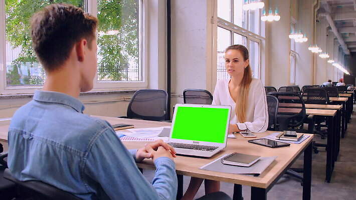 나무 응시 2 회사 비즈니스 통신 창문 대화 두명 노트북 사무실 장비 과학기술 업무 비즈니스맨 비즈니스우먼 체험 우아함 종업원 집중 연습 동료 직원 보고서 타입 경영 고용 과로 동의 채팅 콜라보레이션 4K MOV 해외동영상 클립영상 식물 직업 시선 여자 남자 컨셉 관계 기술 말하기 사람 전자제품 구직 작업 직장인 동영상 채용 파일형식