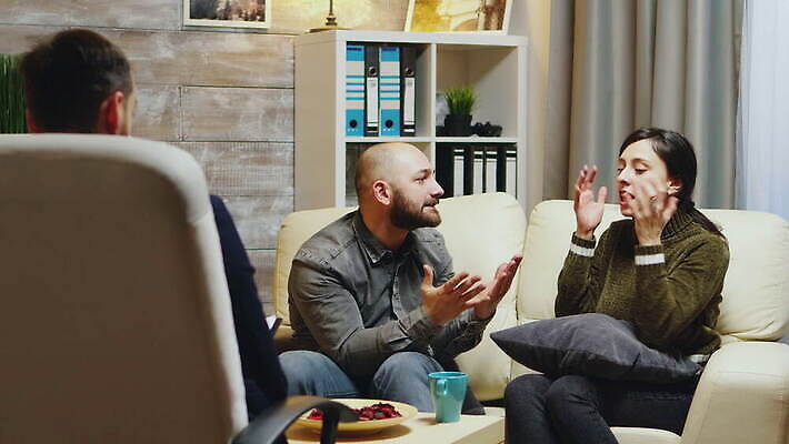 백인 직업 커플 여자 남자 지도 가족 관계 결혼식 남편 스트레스 대화 사람 앉기 성인 소파 사무실 외침 모임 분노 아내 충돌 상담 싸움 문제 곤란 정신과의사 치료사 헬프 심리치료 4K MOV 해외동영상 클립영상 서양인 감정 결혼 의자 비즈니스 모션 말하기 치료 소리 의사 도움 동영상 심리 파일형식