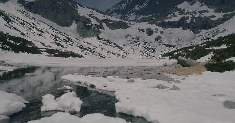 공원 호수 컬러 자연 하늘 산 국립공원 사람없음 물 컬러풀 반사 얼음 트래킹 하이킹 소나무 씻기 숲 슬로바키아 4K MP4 해외동영상 클립영상 자연요소 나무 공공시설 유럽 레저 청결 생태계 동영상 파일형식