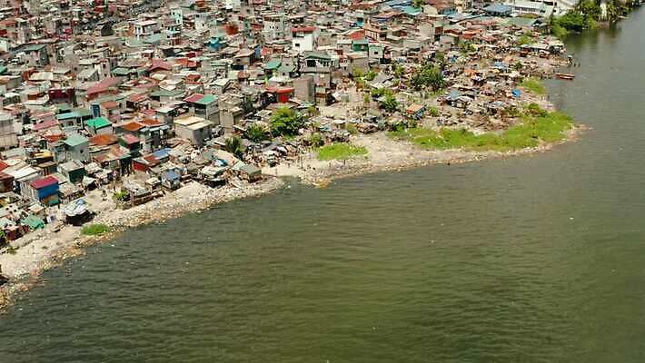 아시아 거리 주택 동양인 사람없음 야외 건물 강 도시풍경 환경 도시 오염 도심 쓰레기 폐기물 오두막 플라스틱 가난 사회이슈 해안도시 지역 타운 낭비 빈민가 생태학 소셜 옛날 인구 조감도 판잣집 혼란 4K MOV 해외동영상 클립영상 건축물 교육 나라 컨셉 재질 인종 풍경 동영상 파일형식