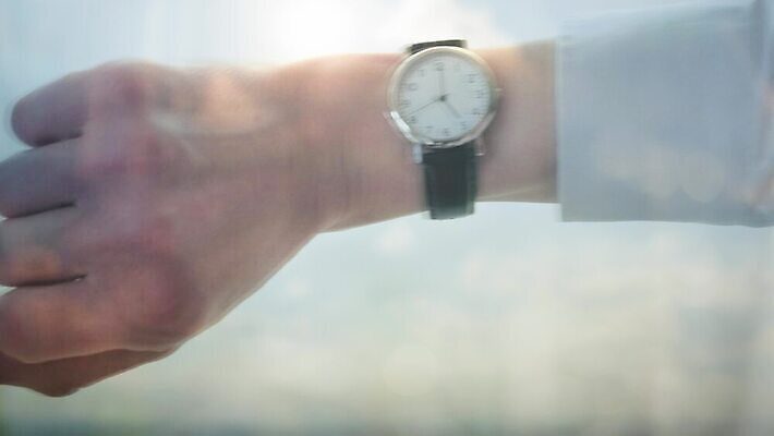 백인 직업 라이프스타일 손 응시 남자 시계 비즈니스 노동자 한명 사람 긴급 시간 업무 작업 비즈니스맨 기다림 예측 손목 손목시계 확인 시작 출발 약속 바쁨 야근 재촉 규율 마감 마무리 조언 웨어러블 4K MP4 해외동영상 클립영상 서양인 1 시선 컨셉 장신구 모션 생활 신체부위 직장인 동영상 파일형식