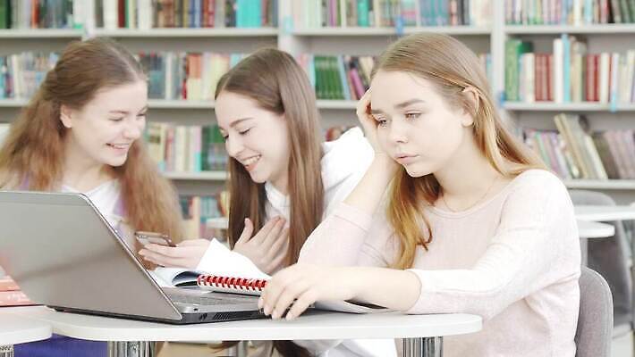 학생 여자 교육 인터넷 학교 스트레스 실내 피곤 10대 책 세명 노트북 스터디 컴퓨터 공책 시험 슬픔 불안 무선전화기 집중 읽기 책상 두통 압력 우울증 정신건강 4K MOV 해외동영상 클립영상 감정 가구 컨셉 모션 청소년 문구용품 건강 사람 내부 전자제품 학습 질병 전화기 동영상 파일형식