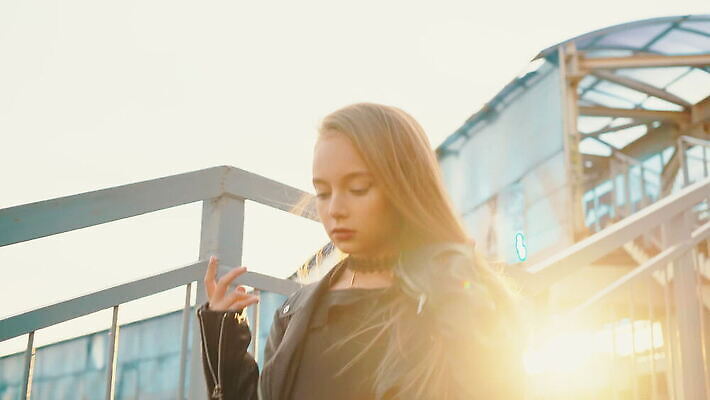 모델 헤어스타일 응시 여자 얼굴 포즈 백그라운드 거리 한명 사람 성인 야외 빛 햇빛 뷰티 유행 걷기 카메라 계단 검은색 일몰 재킷 도시 화려 황금 우아함 가죽 입술 그런지 바이크레이서 펑크 스타일 MOV 해외동영상 클립영상 1 시선 컬러 컨셉 모션 신체부위 전자제품 태양 노을 외투 동영상 파일형식