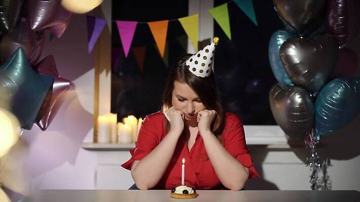 백인 모자 1 여자 기념일 탁자 휴가 아파트 주택 기념 한명 사람 성인 장식 컬러풀 파티 케이크 슬픔 축하 생일 기다림 좌절 고독 불기 호루라기 컵케이크 지루함 싱글 타격 혼자 4K MOV 해외동영상 클립영상 서양인 잡화 감정 컬러 가구 컨셉 모션 디저트 이벤트 건물 동영상 파일형식