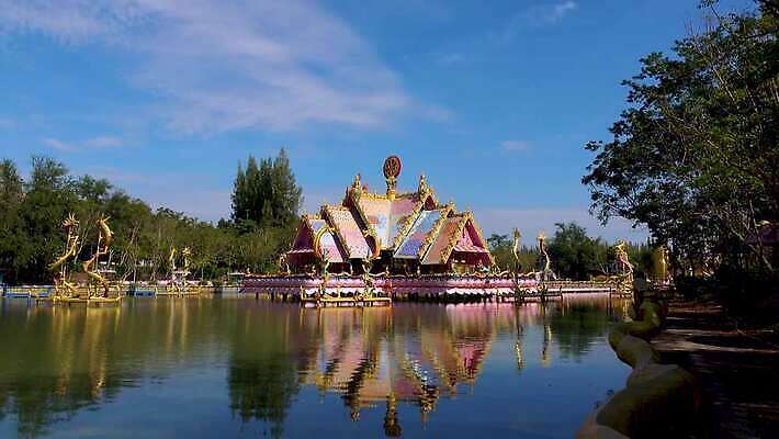 전통 아시아 종교 문화 여행 백그라운드 불교 건축양식 태국 하늘 미술 풍경 사람없음 야외 건물 장식 파란색 조각상 탑 사찰 역사 방콕 랜드마크 숭배 옛날 4K MP4 해외동영상 클립영상 건축물 건축 나라 컬러 종교건축 문화예술 조형물 동영상 파일형식