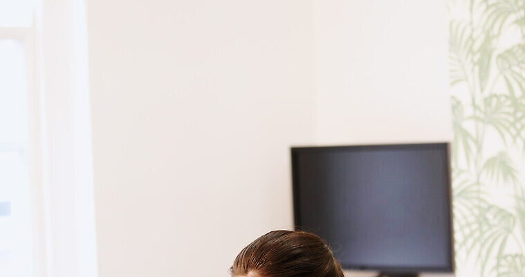 백인 긴머리 비즈니스 통신 영국 갈색머리 실내 한명 앉기 사무실 슬픔 작업 비즈니스우먼 연결 책상 고민 런던 바쁨 문제 소셜네트워크 심각 혼란 성인여자한명만 4K MOV 해외동영상 클립영상 서양인 1 헤어스타일 여자 감정 유럽 가구 컨셉 모션 사람 내부 직장인 동영상 여자한명만 성인여자만 파일형식