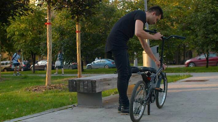 백인 라이프스타일 공원 남자 스포츠 교통시설 성공 거리 한명 사람 성인 야외 환경 자전거 잡기 도시 자신감 승차 준비 생태계 순환 바쁨 고정 사이클링 설정 라이더 바이크레이서 생태학 접기 스타일 4K MP4 해외동영상 슬로모션 클립영상 서양인 1 공공시설 교육 감정 교통 컨셉 모션 촬영기법 생활 바이크 육상스포츠 시설 동영상 파일형식
