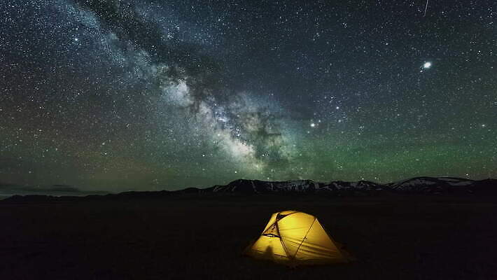 별 백그라운드 자연 하늘 산 텐트 사람없음 노란색 우주 캠핑 야간 은하계 천문학 성운 광 방법 4K 타임랩스 MOV 해외동영상 클립영상 자연요소 교육 컬러 레저 촬영기법 캠핑도구 생태계 동영상 파일형식