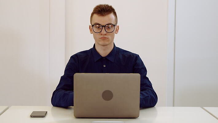 백인 직업 학생 교육 남자 행복 안경 포즈 인터넷 비즈니스 직장 한명 미소 사람 앉기 성인 내부 노트북 스터디 컴퓨터 사무실 시험 타이핑 업무 작업 자신감 괴짜 스마트 책상 대학교 긍정 멍청이 바보 조커 4K MOV 해외동영상 클립영상 서양인 1 잡화 감정 가구 컨셉 회사 학교 모션 표정 전자제품 학습 동영상 파일형식