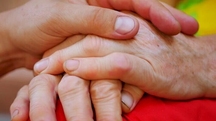 라이프스타일 손 노년 할머니 여유 컨셉 신체 손가락 가족 포옹 주택 함께함 건강 사랑 사람 희망 우정 간호사 슬픔 표현 잡기 도움 자신감 주름 고독 은퇴 피부 관절염 돌봄 옛날 조부모 지원 헬프 MOV 해외동영상 클립영상 여자 감정 관계 안기 모션 성인 건물 생활 신체부위 친구 의료진 질병 동영상 파일형식