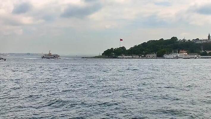 유럽 아시아 문화 바다 여행 건축양식 이스탄불 뿔 안테나 파노라마 동양인 풍경 사람없음 야외 건물 파란색 도시풍경 여행객 탑 궁전 도시 보트 황금 이슬람교 박물관 모스크 동쪽 스카이라인 칠면조 랜드마크 보스포루스 옛날 콘스탄티노플 MP4 튀르키예 해외동영상 클립영상 건축물 건축 나라 종교 컬러 고건축 통신 조류 촬영기법 사람 인종 배 방향 동영상 선박 파일형식