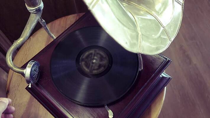 디자인 음악 백그라운드 놀이 손잡이 미술 사람없음 목재 상자 금속 확성기 소리 듣기 장비 수확 골동품 기구 춤 역사 시장 클래식 향수 오브젝트 복고 오디오 축음기 비닐 턴테이블 고물 구식 깔대기 되감기 옛날 조작 플레이어 스타일 4K MP4 해외동영상 클립영상 나무 음향기기 컨셉 농업 재료 모션 재질 문화예술 전자제품 화장품 동영상 파일형식