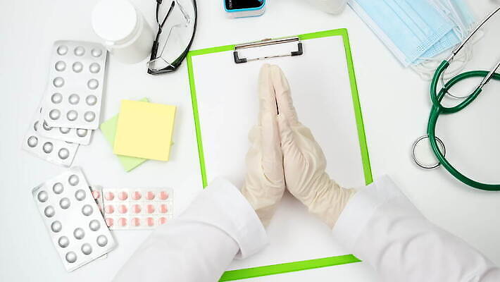 백인 직업 손 여자 종이 장갑 컨셉 유니폼 청진기 탁자 병원 사람 성인 알약 약 희망 간호사 의사 흰색 기도 보호 책상 외과 돌봄 헬프 4K MOV 해외동영상 클립영상 서양인 잡화 옷 감정 컬러 가구 의학 의료기기 모션 신체부위 의료진 도움 동영상 파일형식