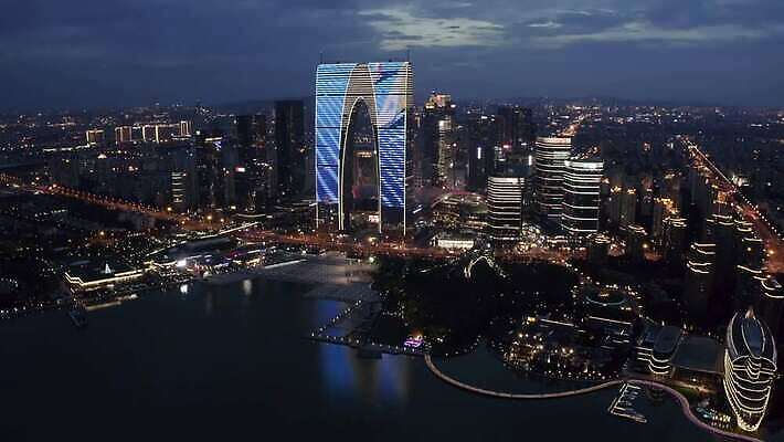 외관 아시아 호수 여행 비즈니스 건축양식 풍경 사람없음 건물 금융 경제 파란색 빛 도시풍경 사무실 고층빌딩 중국 황혼 도시 센터 도심 야간 대문 상업 스카이라인 개발 랜드마크 4K MP4 해외동영상 클립영상 자연요소 건축물 건축 나라 컬러 빌딩 문 일몰 동영상 파일형식