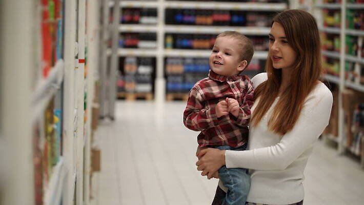 백인 라이프스타일 응시 잡화 여자 행복 아들 어린이 가족 엄마 휴가 함께함 건강 사랑 미소 사람 성인 두명 물 세일 상점 카트 주스 마시기 아기 시장 구매 레모네이드 고객 소매 슈퍼마켓 4K MOV 해외동영상 클립영상 자연요소 서양인 시선 감정 음료 컨셉 관계 모션 표정 생활 쇼핑 동영상 에이드 파일형식