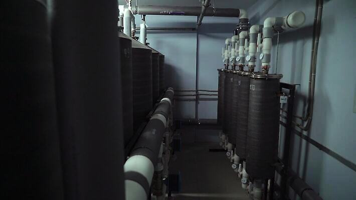 식물 산업 주택 실내 사람없음 내부 물 금속 힘 기계 방 장비 에너지 뜨거움 제조 수증기 지시 난방기 통제 측정 순환 대문 파이프 탱크 가스 시스템 난방 튜브 공학 펌프 독립 보일러 압력 엘리먼트 제어 철강 파이프라인 4K MOV 해외동영상 클립영상 자연요소 교육 모션 재질 건물 문 파이프_관 동영상 난방용품 파일형식