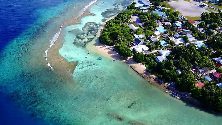 주간 나무 모래 파도 여행 백그라운드 따뜻함 사람없음 파란색 모래사장 햇빛 항공촬영 MP4 해외동영상 클립영상 자연요소 식물 바다 뷰포인트 컬러 태양 동영상 파일형식