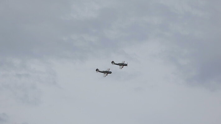구름 하늘 비행기 안테나 사람없음 파란색 세계 힘 수확 골동품 역사 작음 파일럿 공군 항공 복고 군용 프로펠러 전쟁 쇼 해군 제트기 에어쇼 대패 옛날 착륙 폭격기 MOV 해외동영상 클립영상 자연요소 직업 무기 컬러 농업 통신 항공교통 대중교통 군대 크기 동영상 파일형식