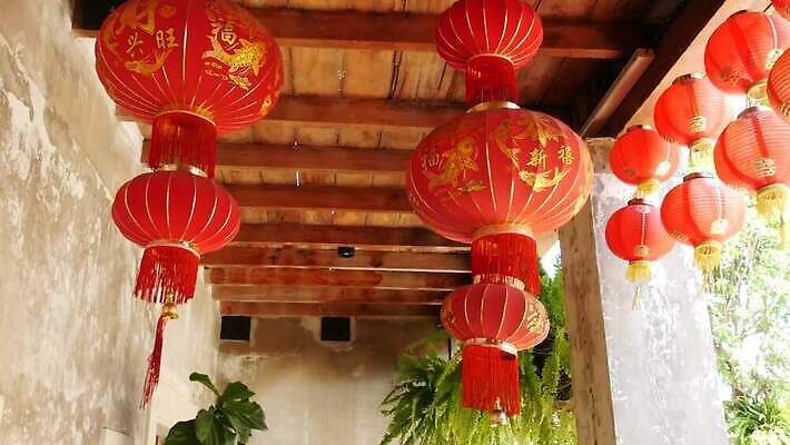 전통 외관 아시아 문화 백그라운드 태국 거리 기념 매달리기 동양인 사람없음 야외 건물 장식 세트 정원 맑음 축제 중국 등불 램프 축하 심볼 천장 차이나타운 콘크리트 춘절 4K MP4 해외동영상 클립영상 건축물 명절 나라 컨셉 모션 날씨 조명 인종 관광지 중국전통 동영상 파일형식