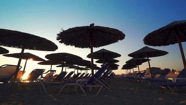 라이프스타일 모래 바다 여행 백그라운드 의자 오렌지 우산 자연 휴가 휴식 손바닥 사람없음 야외 빨간색 물 파란색 빛 컬러풀 태양 노란색 우주 일출 일몰 새벽 수확 흰색 고급 당구 휴양지 양산 칠면조 파라다이스 4K MP4 해외동영상 클립영상 자연요소 손 컬러 가구 컨셉 농업 과일 조류 생활 구기 노을 장소 생태계 동영상 파일형식