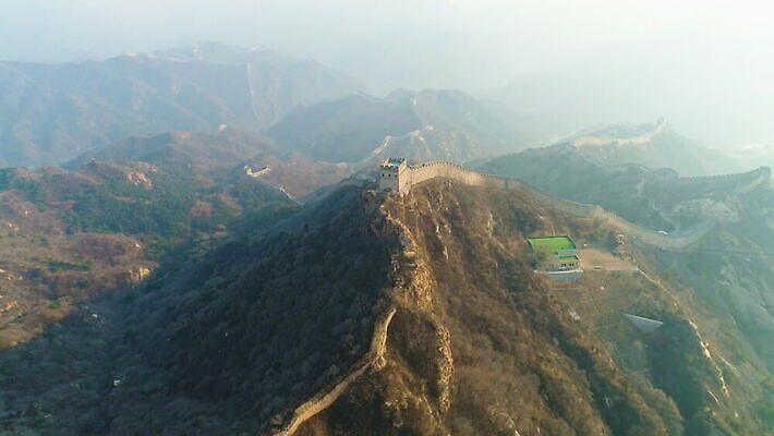 아시아 문화 벽 여행 건축양식 자연 하늘 산 안테나 동양인 풍경 사람없음 야외 초록색 여름 맑음 중국 일몰 봄 안개 방어 역사 저녁 큼 베이징 갸우뚱 항공촬영 랜드마크 스모그 옛날 조감도 4K 틸트업 MOV 해외동영상 클립영상 계절 건축 나라 뷰포인트 컬러 통신 모션 날씨 촬영기법 어류 인종 노을 야간 크기 생태계 동영상 파일형식