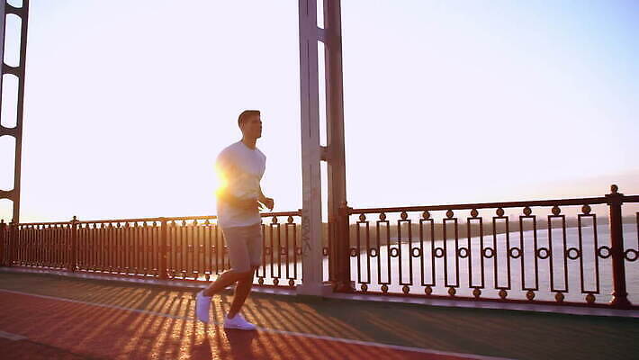 라이프스타일 옷 남자 스포츠 포즈 모션 아침 불꽃 건강 한명 20대 성인 30대 운동복 달리기 조깅 운동 햇빛 태양 일출 일몰 기차 광선 흰색 황금 날씬함 연습 느림 달리기선수 선로 철책 수평선 MOV 해외동영상 슬로모션 클립영상 주간 자연요소 1 육상교통 컬러 불 대중교통 촬영기법 사람 청년 생활 장년 노을 몸매 육상선수 동영상 파일형식
