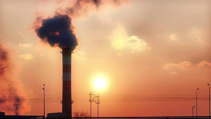 식물 실루엣 산업 공장 하늘 굴뚝 사람없음 글로벌 햇빛 태양 일출 환경 힘 일몰 손상 에너지 독약 오염 분위기 연기 수증기 파이프 연료 가스 배기가스 생태학 스모그 화학물질 4K MOV 해외동영상 클립영상 자연요소 교육 컨셉 공업 촬영기법 노을 화학 동영상 파일형식