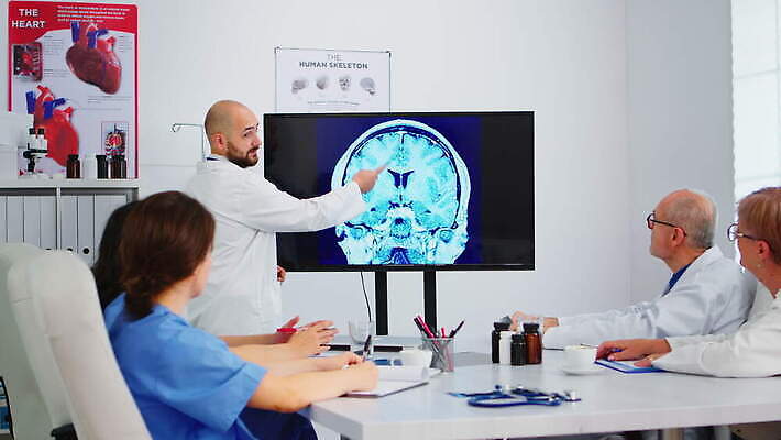 직업 과학 회의 설계 직장 엑스레이 실내 건강 병원 대화 설명 서기 앉기 치료 컴퓨터 약 디지털 모니터 방 간호사 의사 가리킴 타이핑 기록 작업 책상 분석 보여주기 돌봄 서류판 프로그램 브레인스토밍 4K MOV 해외동영상 클립영상 가구 컨셉 회사 비즈니스 의학 모션 말하기 손짓 내부 전자제품 사무용품 의료진 동영상 파일형식