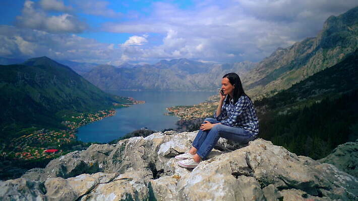 나무 백인 여자 바다 여행 통신 하늘 모바일 휴가 산 갈색머리 파노라마 대화 한명 초록색 물 파란색 스마트폰 핸드폰 여행객 계곡 소나무 정상 부름 침엽수 스카이라인 몬테네그로 4K MOV 해외동영상 클립영상 자연요소 서양인 식물 1 헤어스타일 컬러 모션 촬영기법 말하기 사람 전자제품 스마트기기 동영상 파일형식